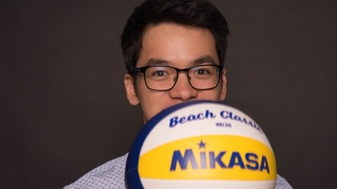 Gerichtsschreiber Duc Cung mit Volleyball