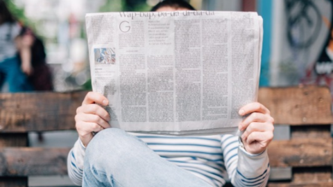 Image d'accroche pour les médias Un homme lit le journal