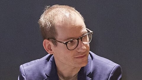 Mitarbeitende in geschäftlicher Diskussion Mitarbeitende in geschäftlicher Diskussion