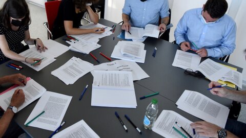 Les greffiers vérifient les jugements sur table