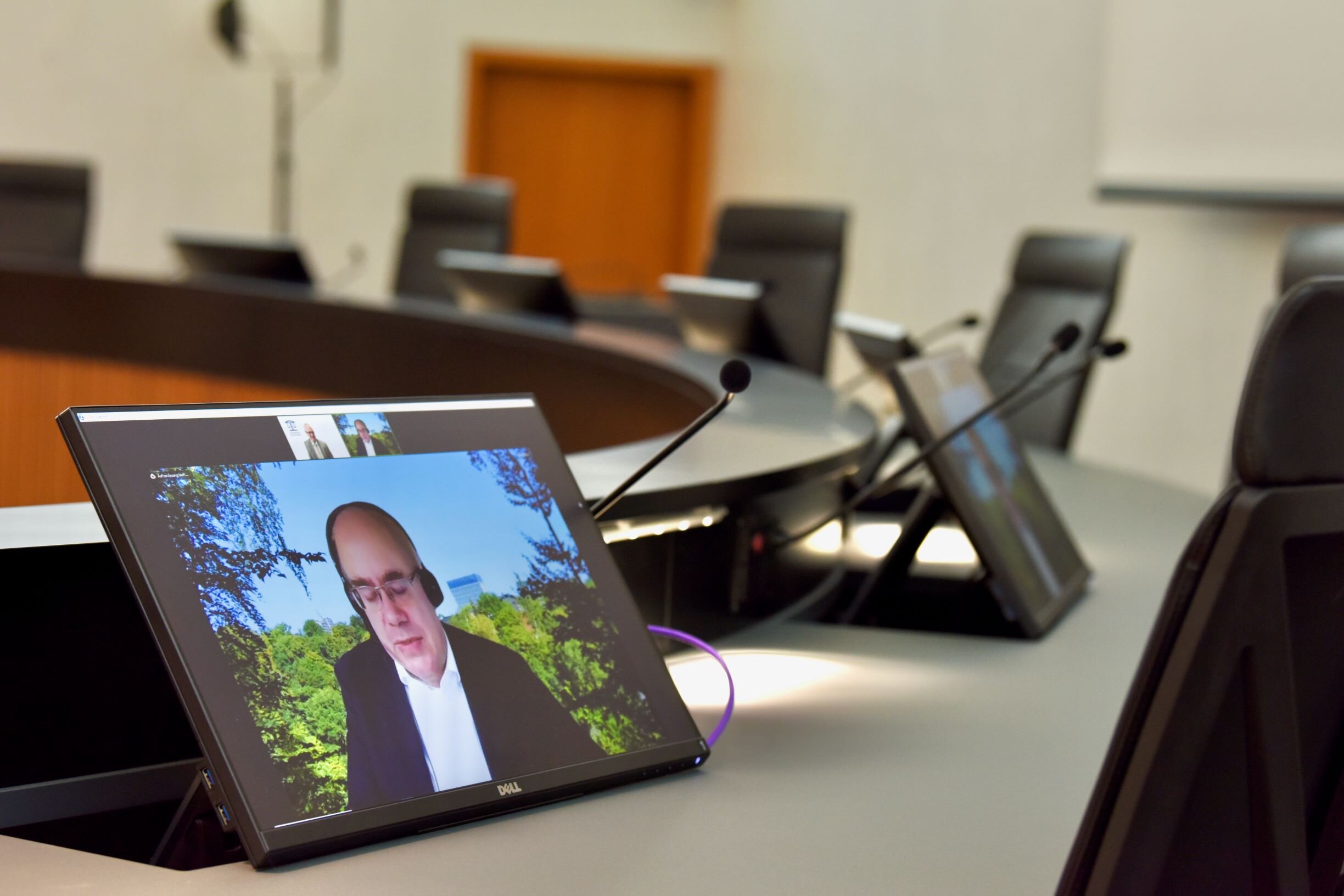 Christoph Sobotta hat die Referate per Videoschaltung aus Luxembourg eröffnet.  | © BVGer / Lukas Würmli