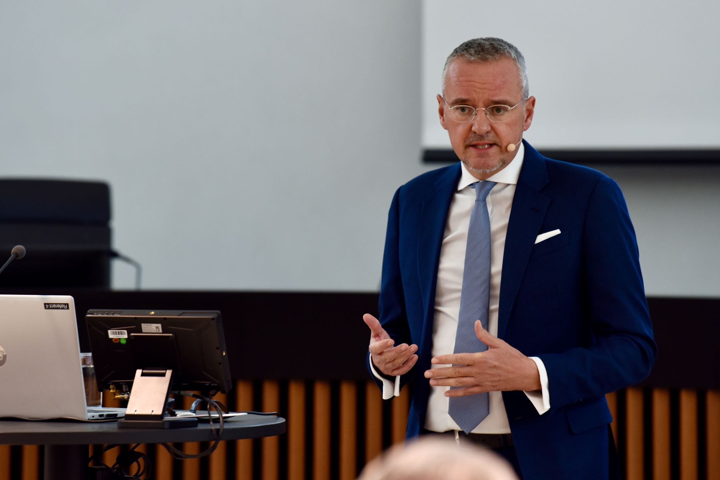 Martin Kayser hielt das dritte Referat des Tages. | © BVGer / Lukas Würmli