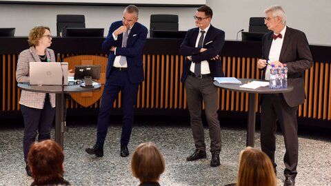 Alla 3a conferenza svizzera del potere giudiziario sono intervenuti Daniela Thurnherr, Martin Kayser e Alexander Misic. Stephan Breitenmoser ha diretto i lavori. (Foto: Lukas Würmli) | © BVGer / Lukas Würmli Alla 3a conferenza svizzera del potere giudiziario sono intervenuti Daniela Thurnherr, Martin Kayser, Alexander Misic e Stephan Breitenmoser. | © BVGer / Lukas Würmli