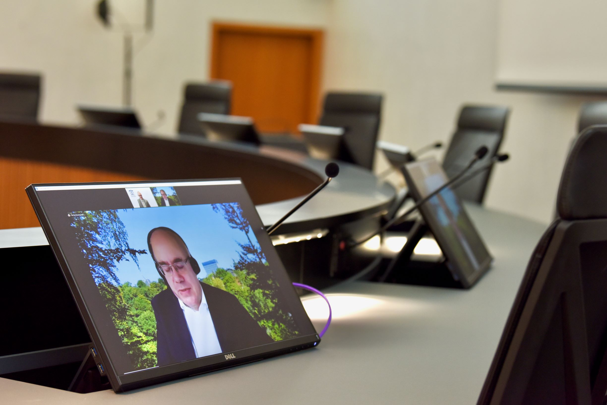 Christoph Sobotta ha aperto le presentazioni in collegamento video dal Lussemburgo.  | © BVGer / Lukas Würmli