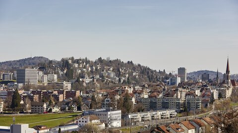 Am westlichen Rand der Innenstadt von St. Gallen sticht das Bundesverwaltungsgericht hervor. | © BVGer / TAF Das Bild zeigt einen Ausschnitt der Stadt St. Gallen mit dem Bundesverwaltungsgericht aur der linken Seite, dem Rosenberg, dem Gebäude der Fachhochschule, dem Rathaus und zwei Kirchtürmen aus dem Stadtzentrum. | © BVGer / TAF