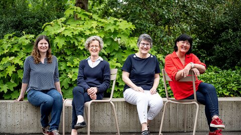 Die vier Kanzleileiterinnen Elisabeth Dünnenberger, Marina Franchini, Regula Otter und Yukiko Diek sitzen auf dem Vorplatz des Bundesverwaltungsgerichts.