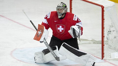 © KEYSTONE/Salvatore Di Nolfi Le gardien de l’équipe nationale de hockey sur glace devant sa cage. | © KEYSTONE/Salvatore Di Nolfi
