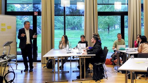 Il relatore David Aschmann insieme ad alcuni partecipanti al workshop.