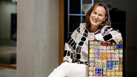 Regula Frey mit einem ihrer Bilder.