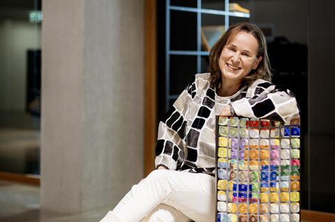 Regula Frey mit einem ihrer Bilder.