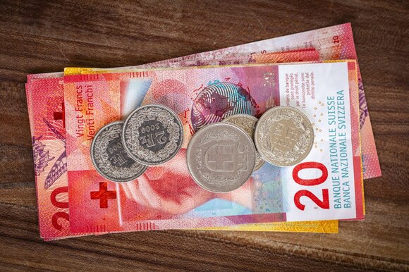 Die öffentliche Bereitstellung von Informationen über die Finanzierung politischer Aktivitäten dient der Orientierung der Stimmberechtigten, der Verbesserung der Chancengleichheit im politischen Wettbewerb und der Legitimation demokratischer Verfahren. (Bild: Keystone)