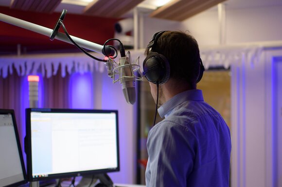 The programme service must be structured to a large extent by trained and qualified staff in order to satisfy the requirements of quality journalism. (Picture: Keystone)