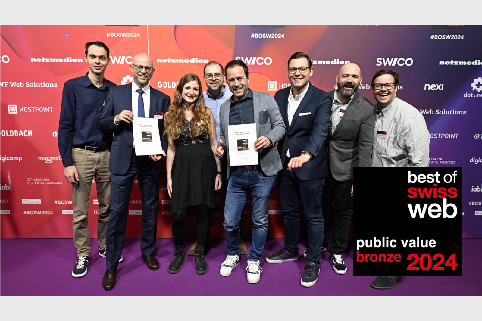 Une délégation du tribunal et de l'agence a reçu le prix lors de l'Award Night 'Best of Swiss Web'.  (Photo : Best of Swiss Web, Eduard Meltzer)