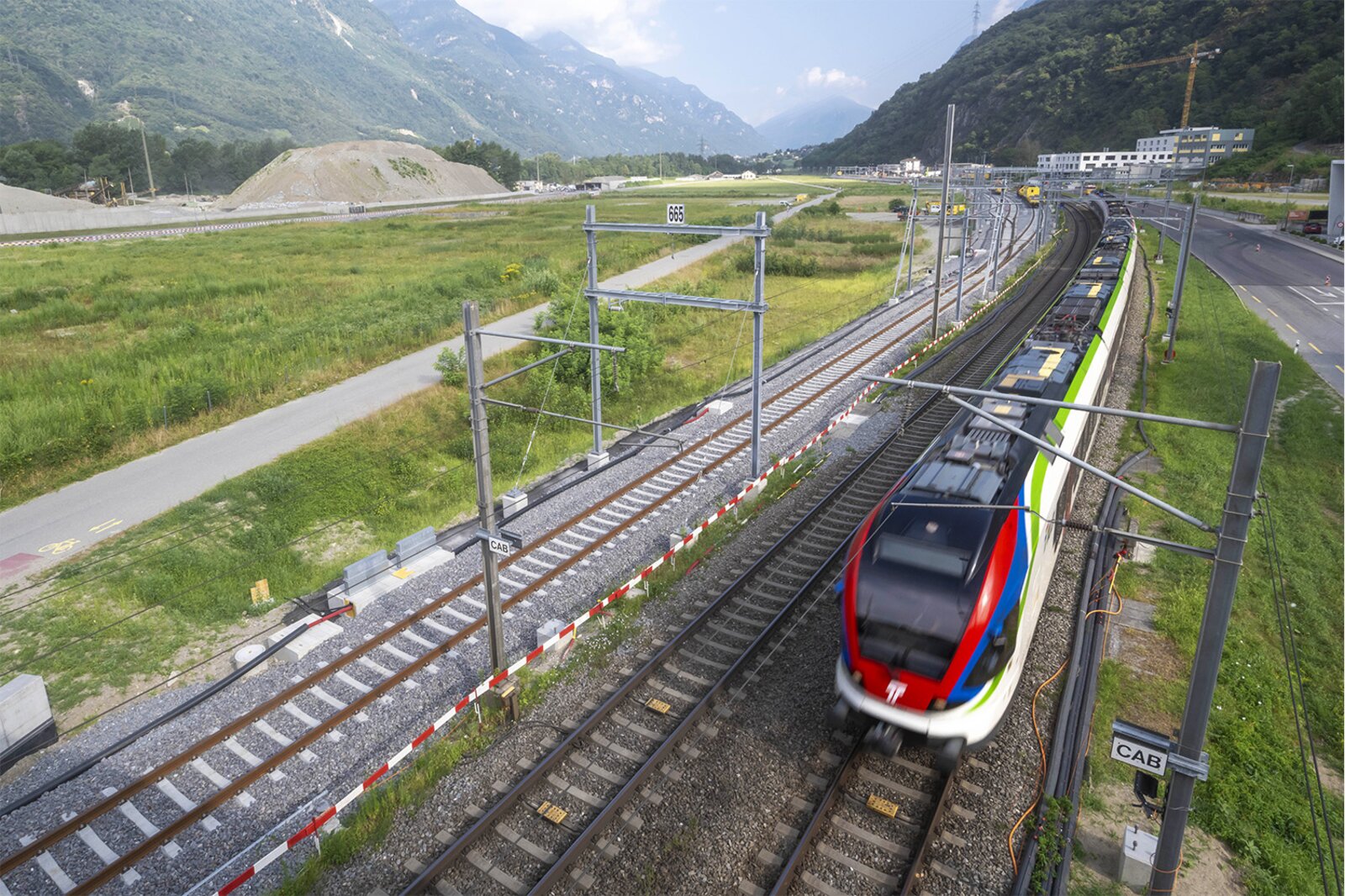 Secondo il TAF, l'esclusione delle imprese ricorrenti dalla procedura di aggiudicazione per lo stabilimento FFS di Arbedo-Castione era giustificata. (Immagine: Keystone) Secondo il TAF, l'esclusione delle imprese ricorrenti dalla procedura di aggiudicazione per lo stabilimento FFS di Arbedo-Castione era giustificata. (Immagine: Keystone)