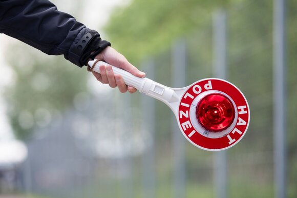 Fedpol wirft dem Betroffenen vor, radikalisiert zu sein, der Ideologie der Terrororganisation «Islamischer Staat» (IS) anzuhängen und diese in den sozialen Medien zu propagieren. (Bild: Keystone)